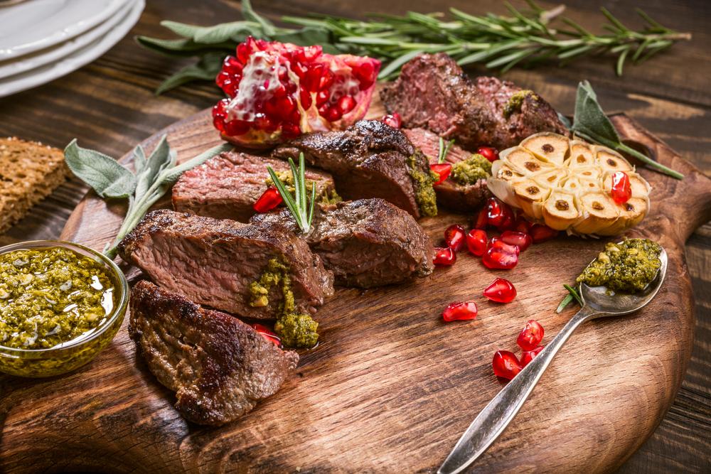 Känguru,Fleisch,Steak,Mit,Grünem,Pesto,Und,Granatapfel,Auf,Holz