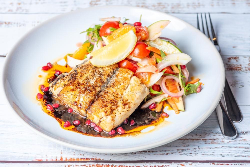 Gegrillter,Barramundi,Mit,Einer,Seite,Salat,,Serviert,Auf,Einer