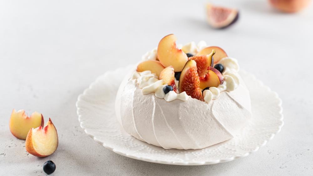 Leckere,Pavlova,Torte,Mit,Frischen,Blaubeeren,,Feigen,,Pfirsich,Und,Mascarpone