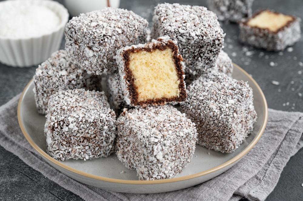 Traditioneller,Australischer,Lamington,Kuchen,In,Schokoladenglasur,Und,Kokosflocken