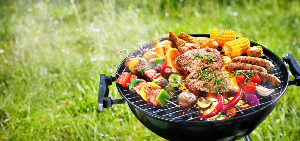 Variada y deliciosa carne a la parrilla con verduras en la barbacoa