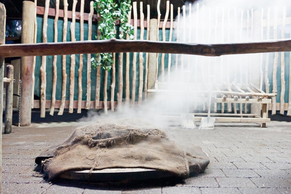 Humo y polvo vuelan mientras se prepara comida para