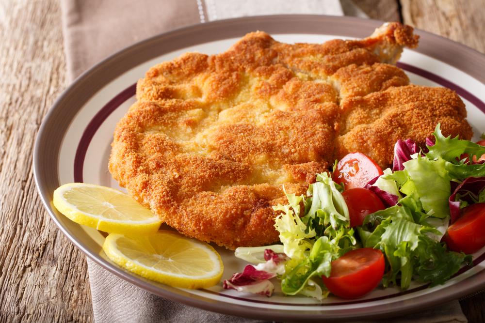 Comida inglesa tradicional como el pescado y papas fritas con guisantes