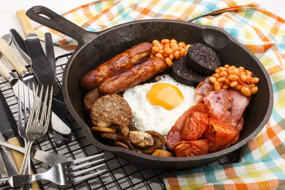 Vollständiges,Irisches, Frühstück,Mit, Spiegelei,,Würstchen,,Schwarzem,Pudding,,Weißem