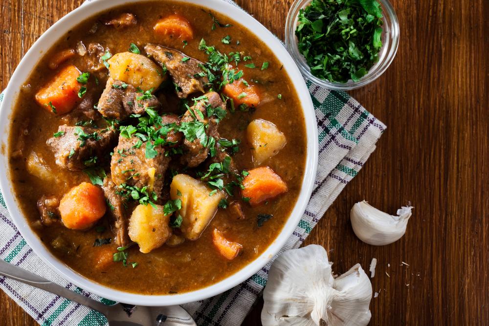 Irischer,Eintopf, mit,Rindfleisch, ,Kartoffeln,,Karotten,Und,Kräutern,Traditionell