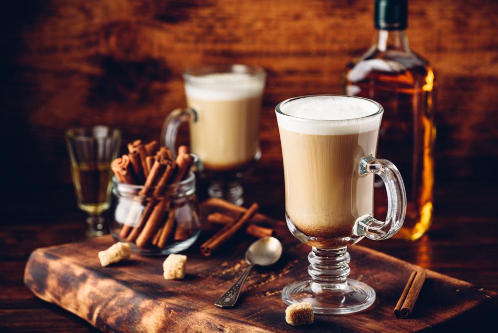Kaffee,mit,Irish,Whiskey,und,Schlagsahne,in,Glas,auf