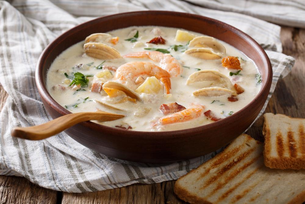 Dicke,Milchige,Muschelsuppe,Nahe,in,einer,Schale,Horizontal