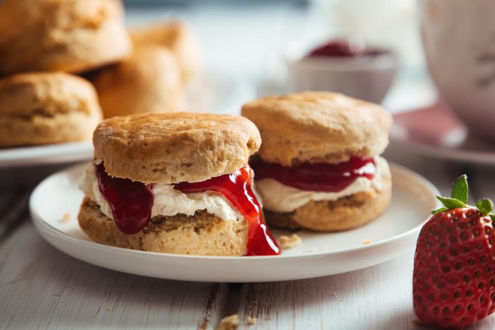 Traditionelle,Britische,Scones,mit,Clotted,Cream,und,Erdbeermarmelade