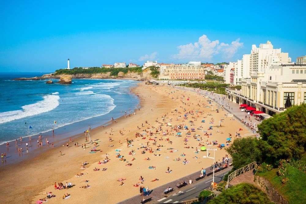 Luftaufnahme der Grande Plage von einem Aussichtspunkt, ein öffentlicher Strand