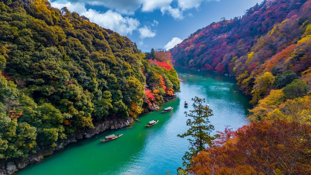 Arashiyama in der Herbstsaison entlang des Flusses in Kyoto, Japan
