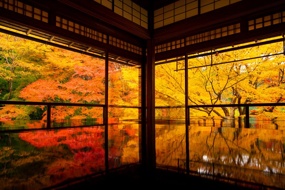 Der weltberühmte Glastisch im Rurikoin in Kyoto, Japan