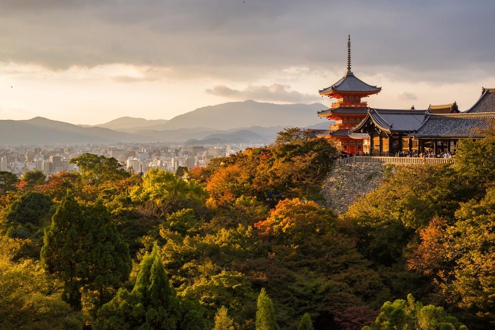 Kiyomizu dera Tempel in Kyoto, Japan, in wunderschönen Herbstfarben, abends