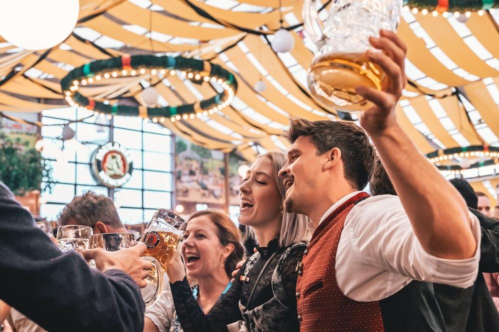München,,Deutschland, ,Sep,18,,2022:,Menschen,Genießen,Das,Oktoberfest