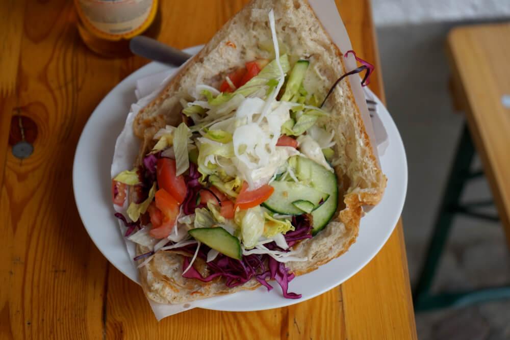 bummeln in der stadt und spezialitaet essen (1)