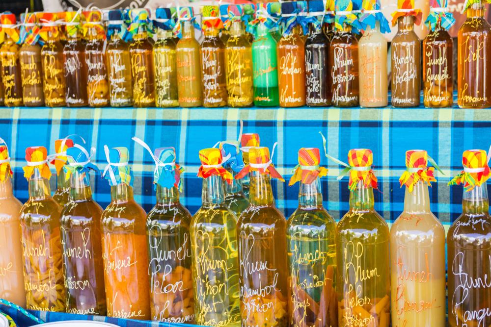 Sainte Anne, Grande Terre, Guadeloupe, 8. November 2018: Anordnung von Rumflaschen