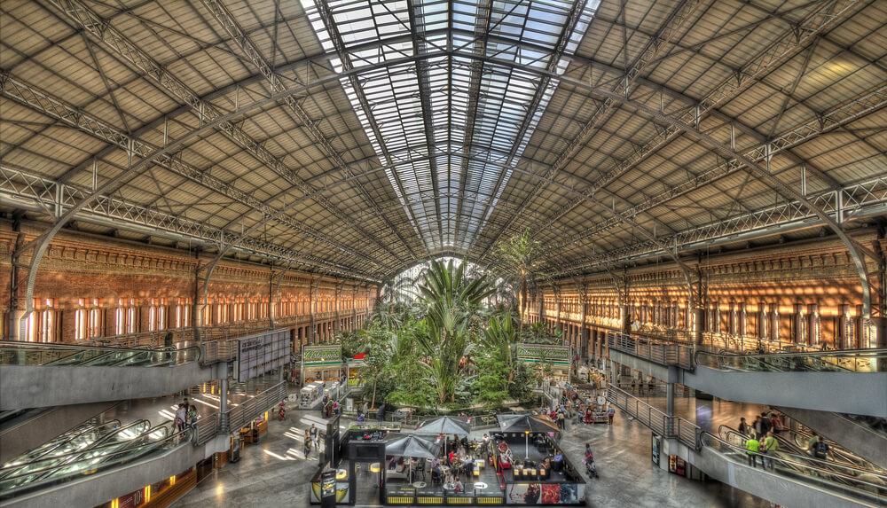 Interior de la estación de Atocha en Madrid