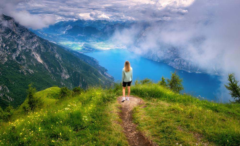 Junge,Frau,Auf,Dem,Weg,Auf,Einem,Berggipfel,Und,Wunderschön
