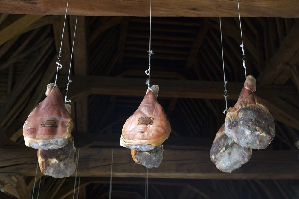 Schinken,hängt,von,sehr,alten,Holzbalken,in,Gent,Fleisch