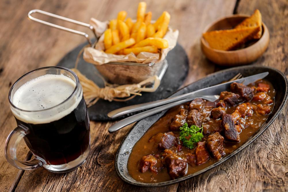 Flämischer,Eintopf,mit,Pommes,Frites,,Lebkuchen,und,Braunbier
