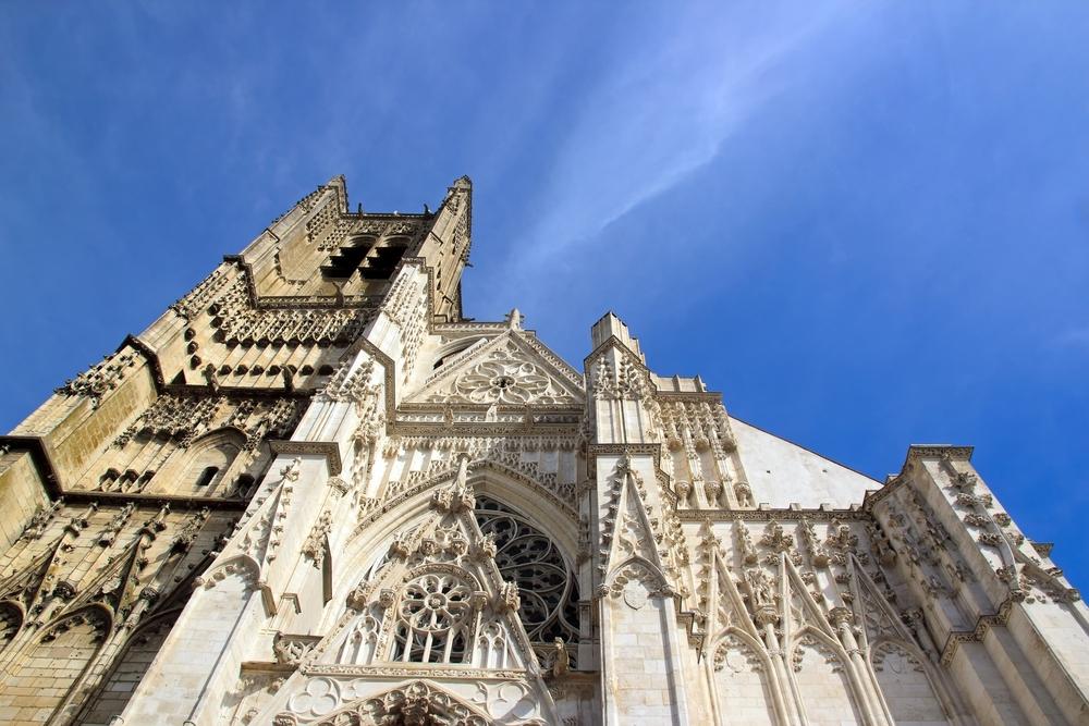 Cattedrale,San,Etienne,,Auxerre,Francia,,Prospettiva,Verso,Il,Cielo