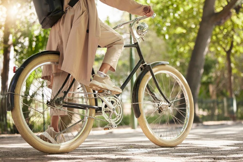 Bicicletta,,Primo,Piano,E,Piedi,Di,Ciclista,Casuale,Viaggio,Su,A