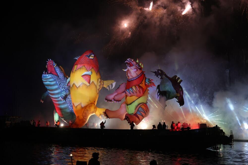 espectáculo pirotécnico desfile de dragones Cracovia