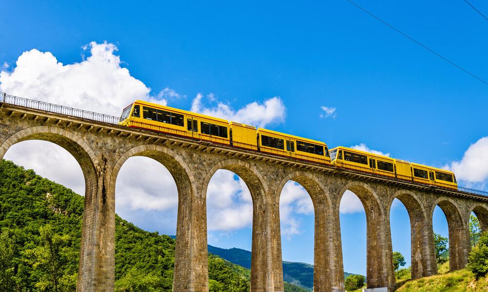 gelber zug brücke séjourne
