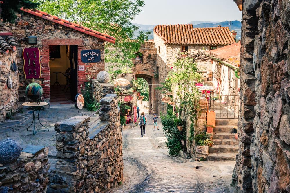 dorf castelnou pyrenäen orientales frankreich
