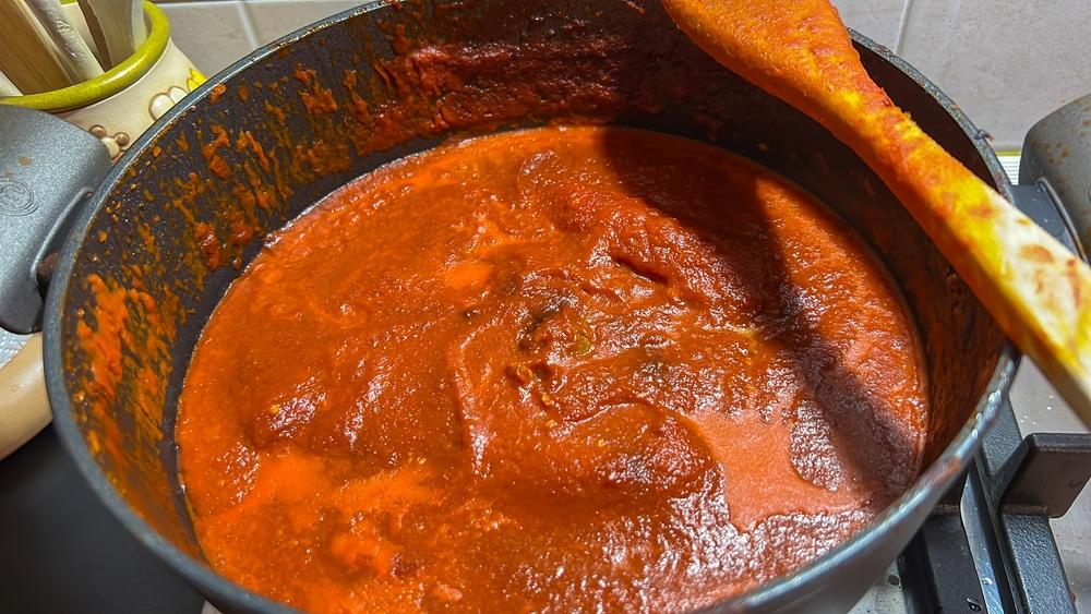 Hausgemachtes neapolitanisches Ragout; Kochen in einem Topf