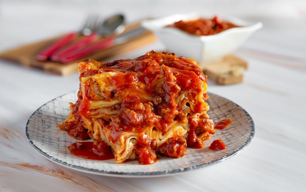 Gastronomische Spezialität; italienische gebackene Pasta; Lasagne mit Ragu-Sauce