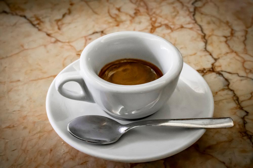 Nahaufnahme von einer Tasse neapolitanischen Kaffees auf einem Marmor